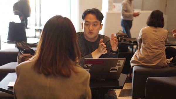 Humans of Seoul 기획 회의에 참여하는 정두현 인터뷰어